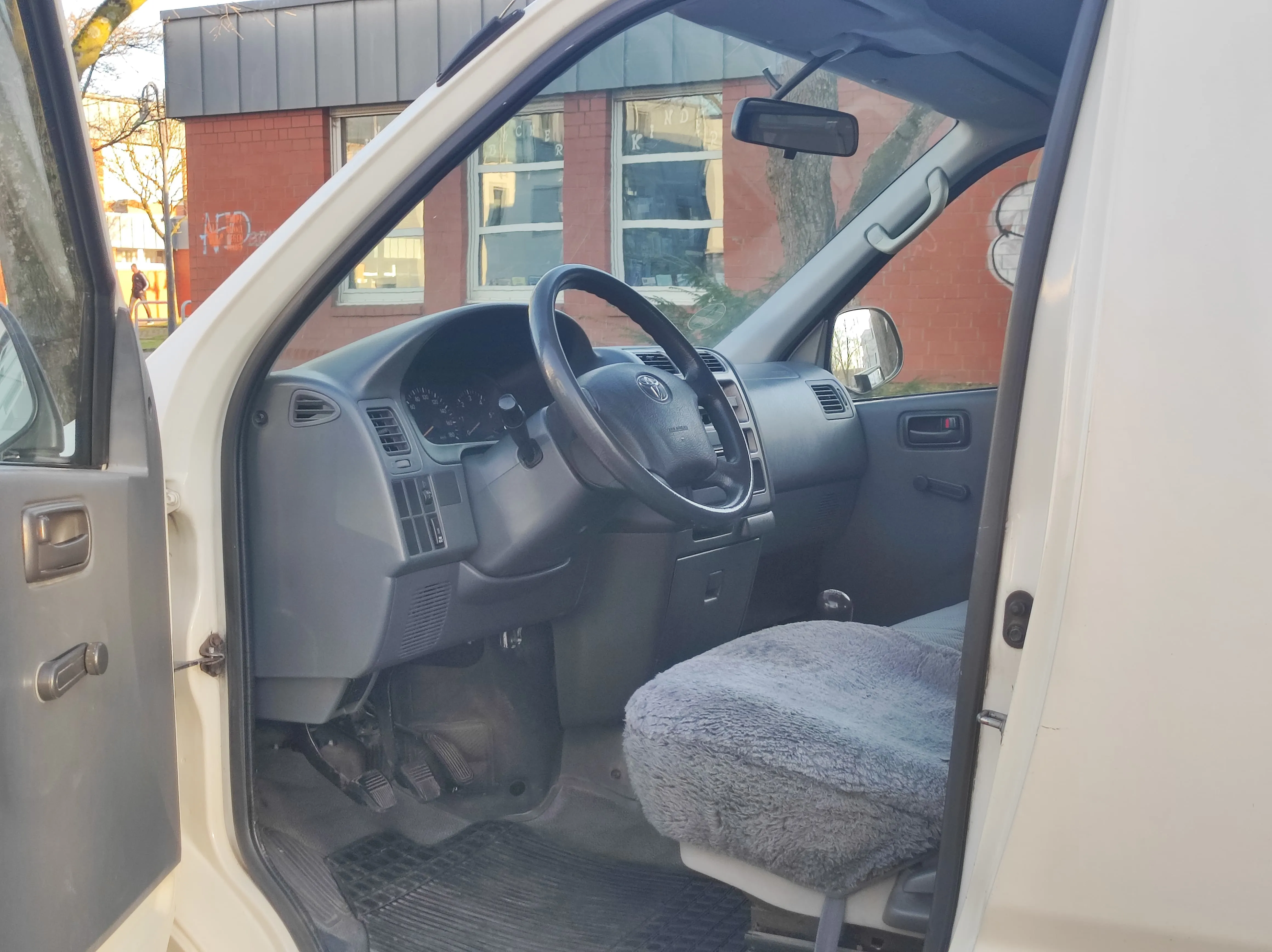 Toyota HiAce - Fahrzeug 7 Fahrerseite