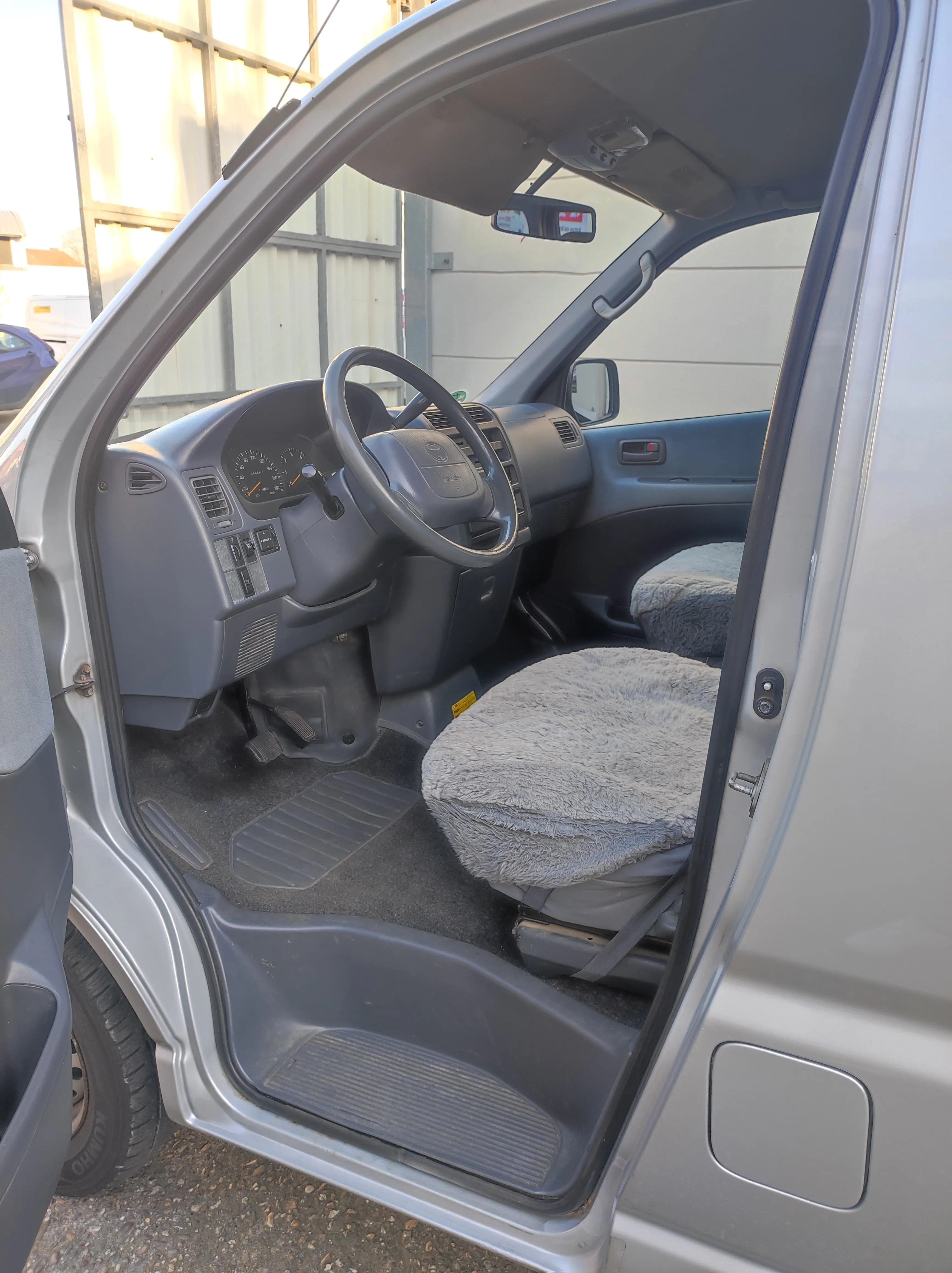 Toyota HiAce - Fahrzeug 8 Fahrerseite