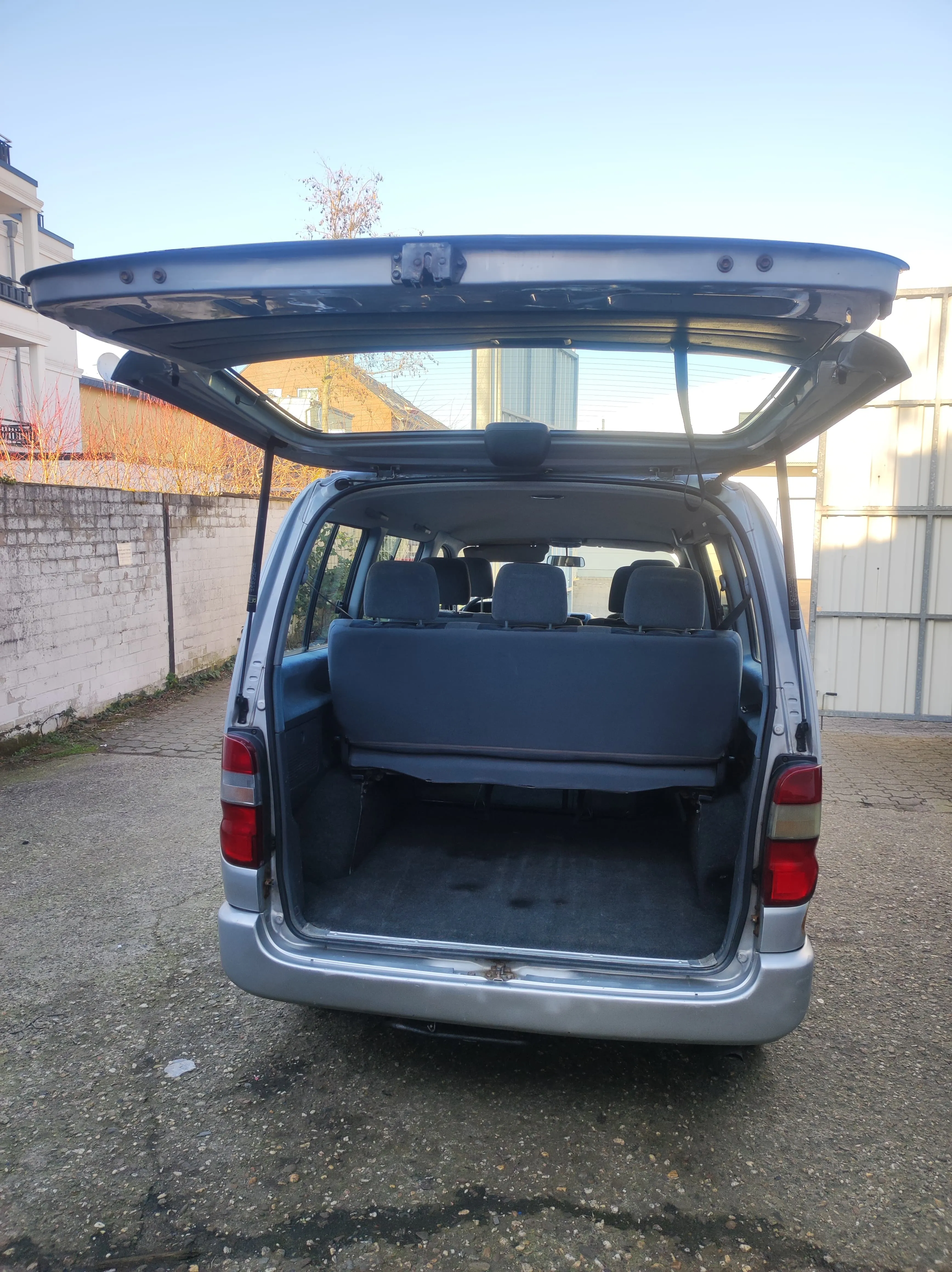 Toyota HiAce - Fahrzeug 8 von hinten