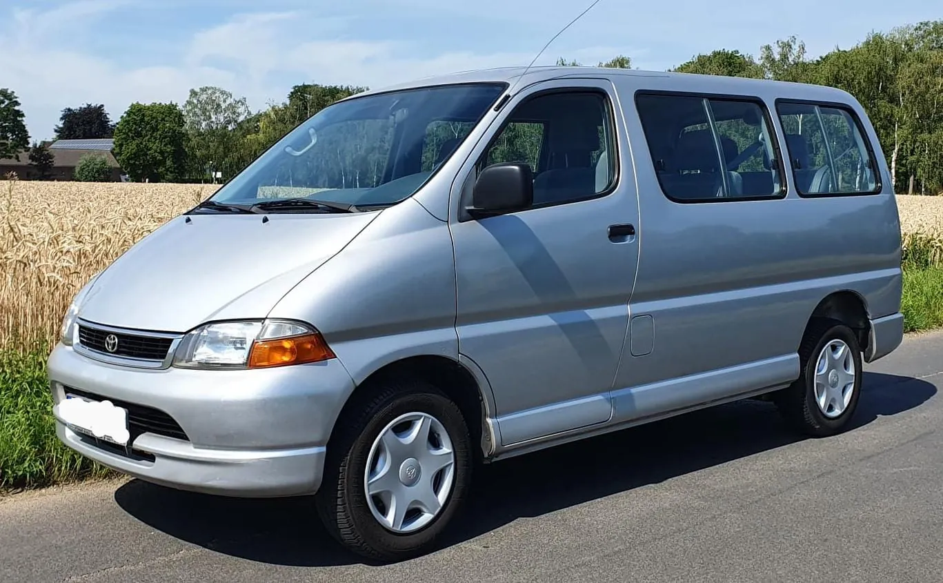 Toyota HiAce - Fahrzeug 8 von vorne